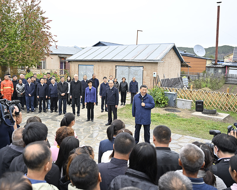 9月6日至8日，中共中央總書記、國(guó)家主席、中央軍委主席習(xí)近平在黑龍江考察。這是6日下午，習(xí)近平在大興安嶺地區(qū)漠河市北極村考察時(shí)，同當(dāng)?shù)厝罕娪H切交流。