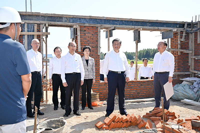 9月6日至8日，中共中央總書記、國(guó)家主席、中央軍委主席習(xí)近平在黑龍江考察。這是7日上午，習(xí)近平在遭受洪澇災(zāi)害的哈爾濱尚志市老街基鄉(xiāng)龍王廟村，察看水毀房屋重建情況。