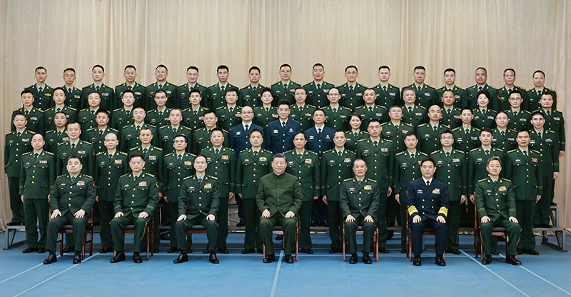11月29日，中共中央總書記、國家主席、中央軍委主席習近平到武警海警總隊東海海區(qū)指揮部視察。這是習近平親切接見東海海區(qū)指揮部有關同志，同大家合影留念。